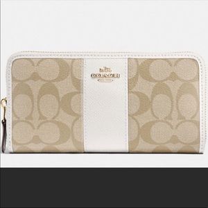 SOLD | Beige/White Woman Coach Signature Wallet